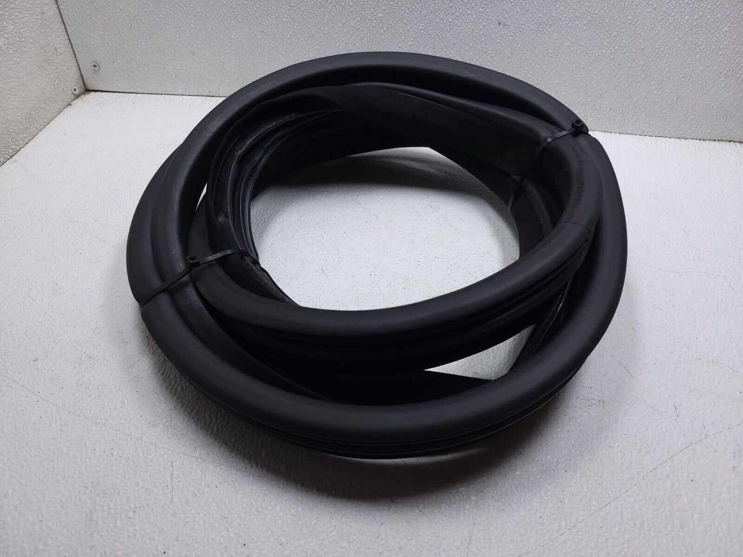 06 07 08 09 10 11 Mercedes Ml500 Door Weatherstrip Seal Front Right Pass OEM