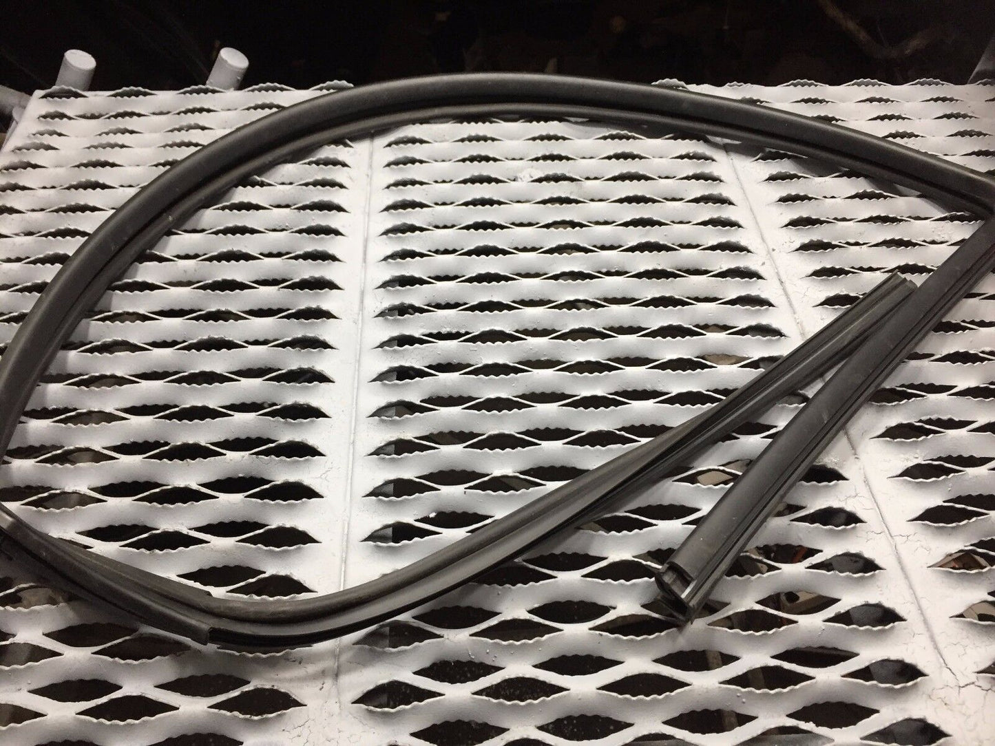 14 15 16 17 Nissan Versa Sdn Front Right Pass Door Glass Seal OEM