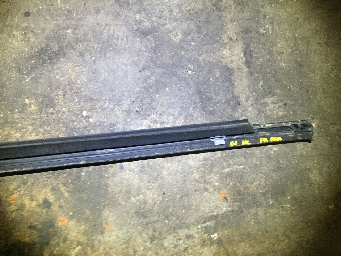 99 00 01 02 03 Mercedes W163 Front Pass Side Door Window Glass Molding OEM D34