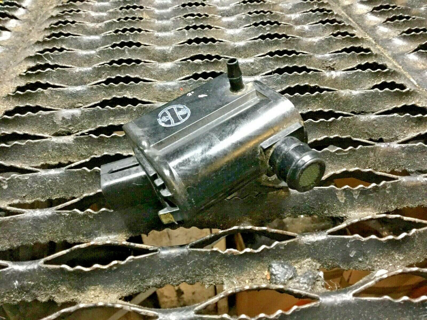 06 07 08 09 10 11 Kia Rio Windshield Washer Pump OEM