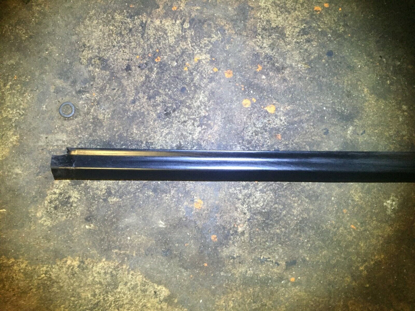 99 00 01 02 03 Mercedes W163 Front Driver Side Door Window Glass Molding OEM D34