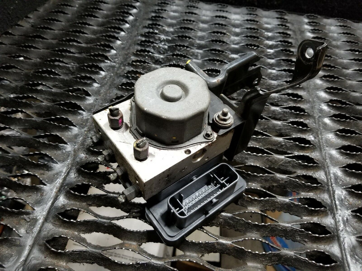 13 14 15 16 Nissan Versa ABS Anti Lock Brake Pump OEM 95k