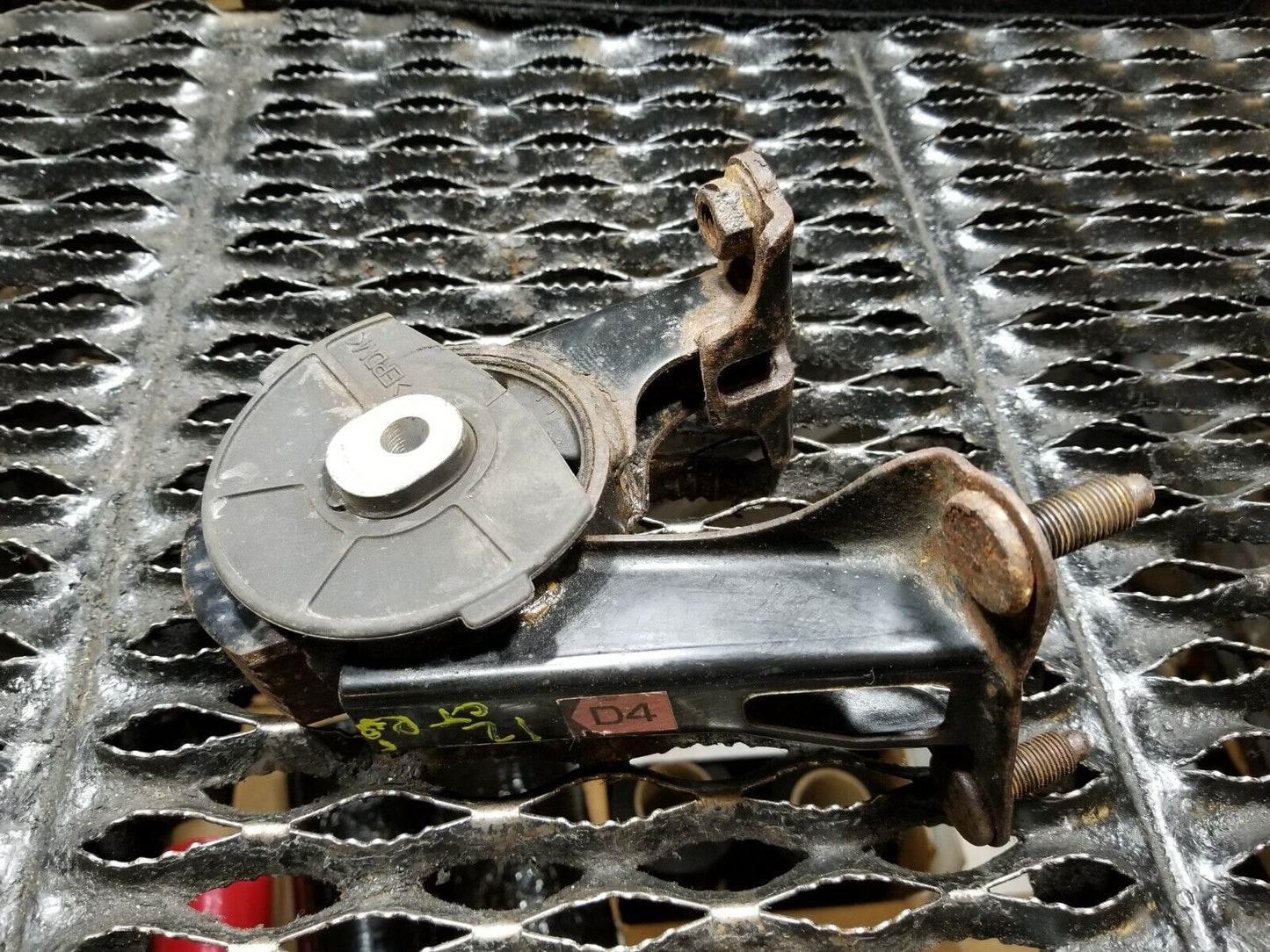 11 12 13 14 15 Lexus CT200h Rear Engine Motor Mount OEM