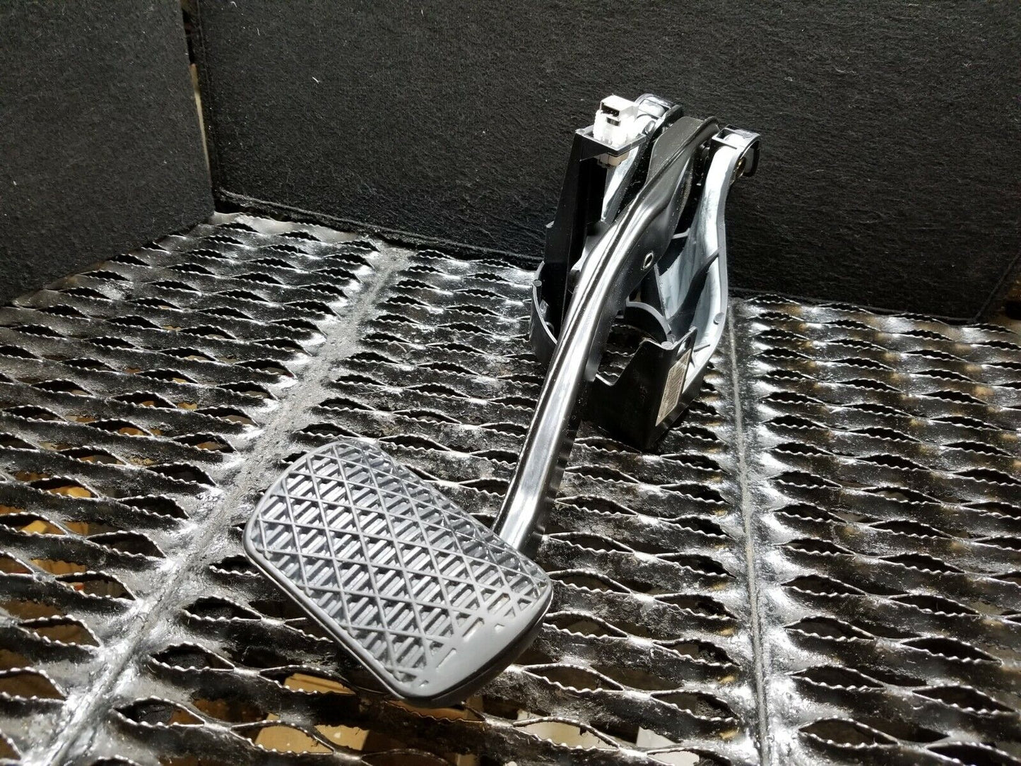 10 11 12 13 Mercedes W212 E350 Brake Stop Pedal OEM 39k