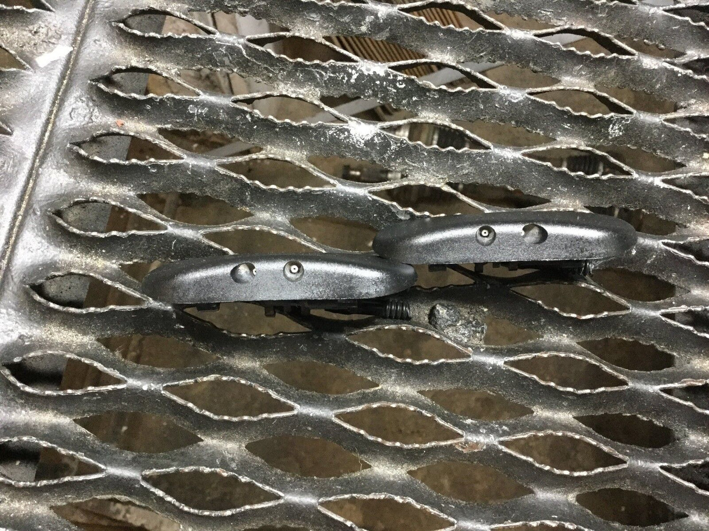 05 06 07 08 Audi A4 Right Or Left Washer Sprayer Nozzle OEM Per Each 1pc