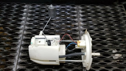 10 11 12 Lincoln MKT Fuel Gas Pump OEM
