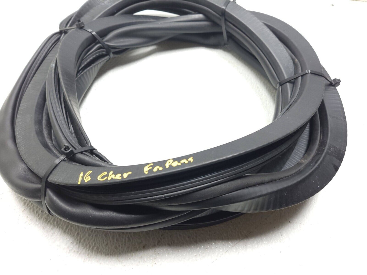 14 15 16 17 18 Jeep Cherokee Door Weatherstrip Seal Front Right Pass Side OEM