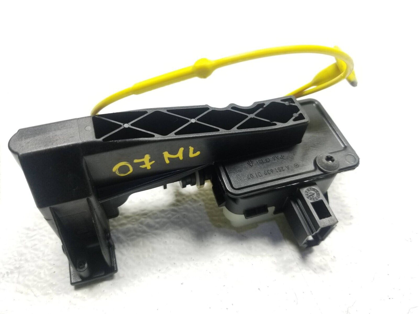06 07 08 09 10 11 Mercedes Ml500 Gas Tank Fuel Lid Door Opener Actuator OEM