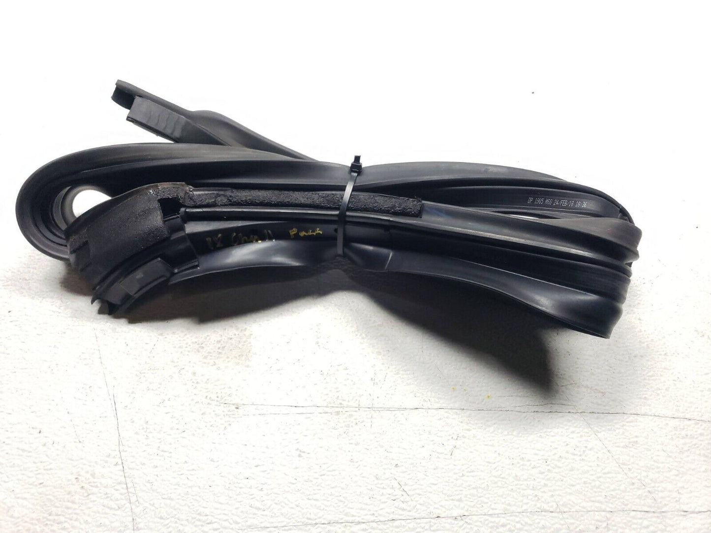15 16 17 18 Dodge Challenger Right Pass Upper Door Body Weatherstrip Seal OEM