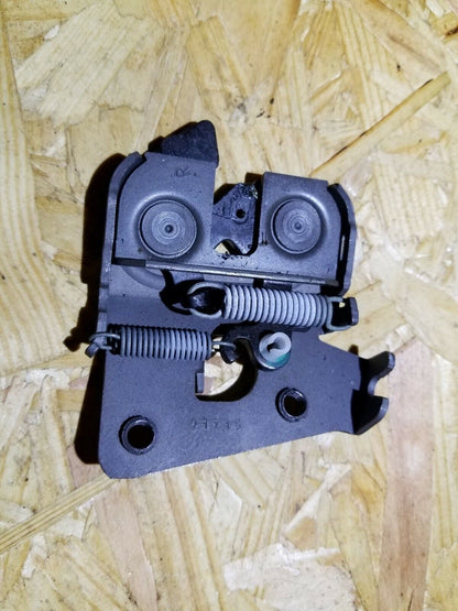 04 05 06 07 BMW 530xi E60 Rear Seat Latch Lock Passenger Side Right 7112864 OEM