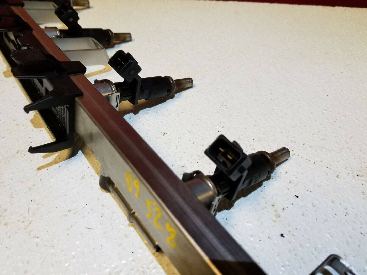 07 08 09 10 BMW E60 528i Fuel Rail W/ Injectors OEM N52