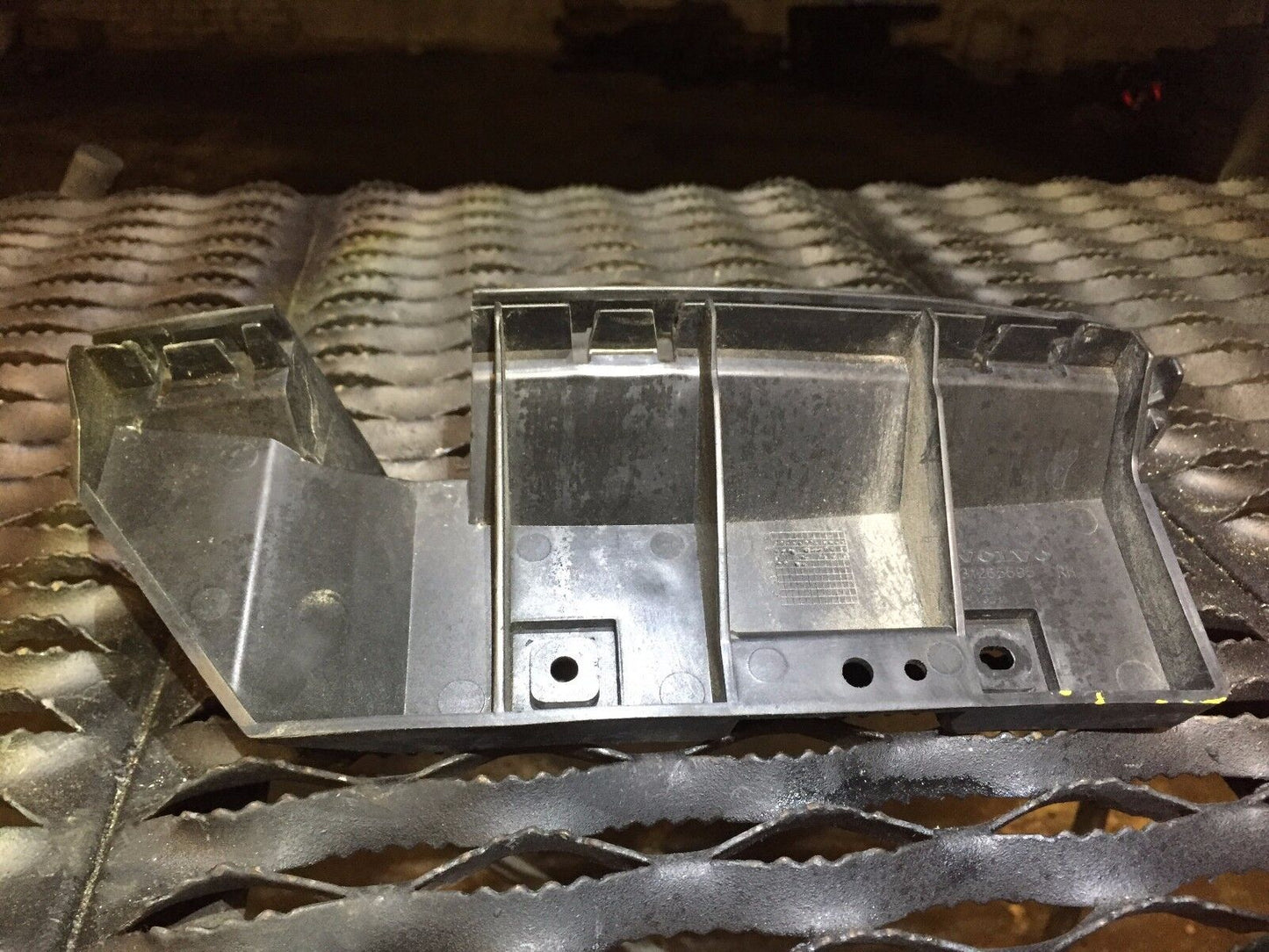 05 06 07 08 09 10 11volvo S40 Passenger Side Rear Bumper Bracket Mount Guide OEM