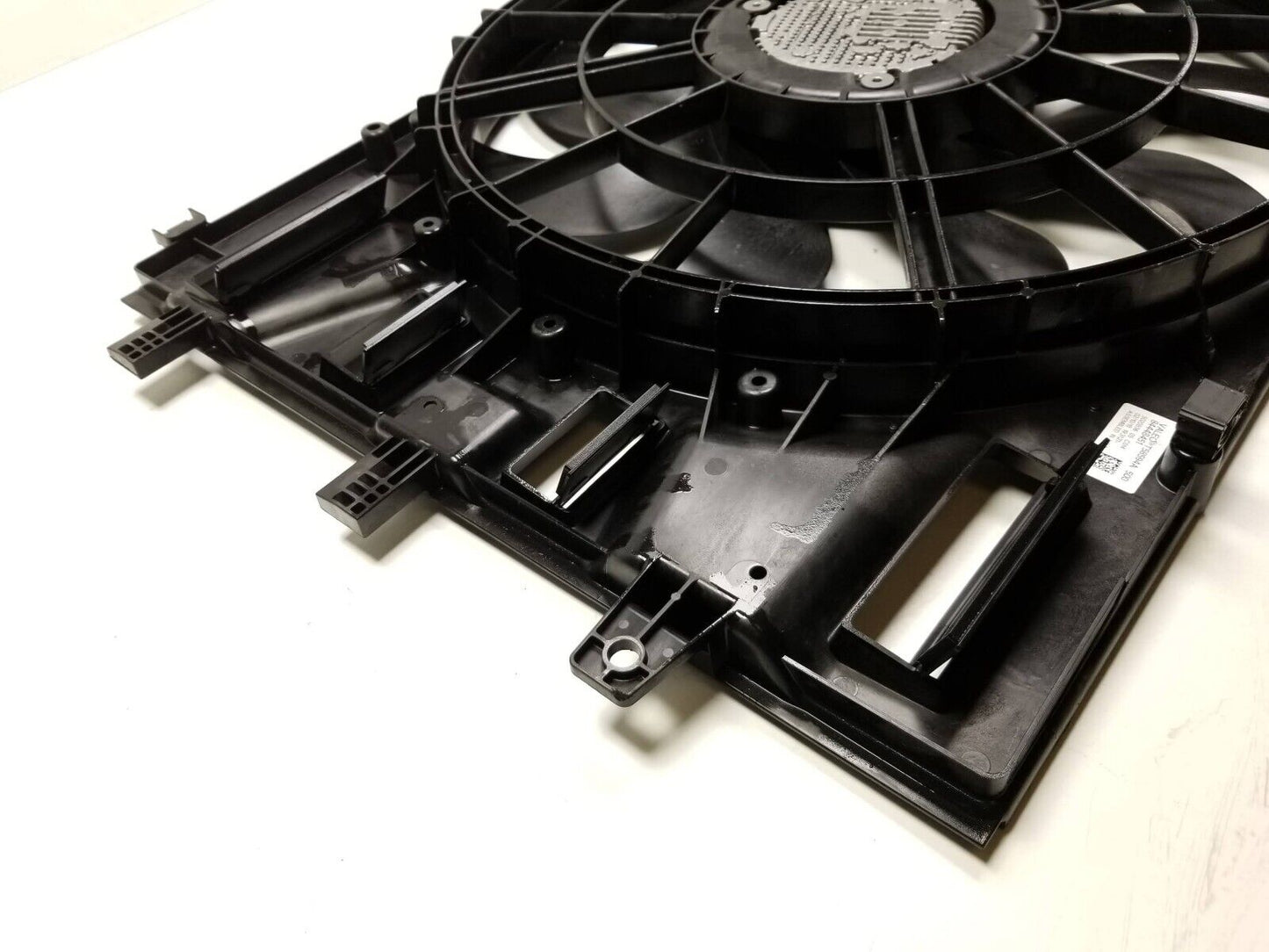 18 19 20 21 Chevrolet Equinox Radiator Cooling Fan 1.5l OEM *shroud Has Damage*