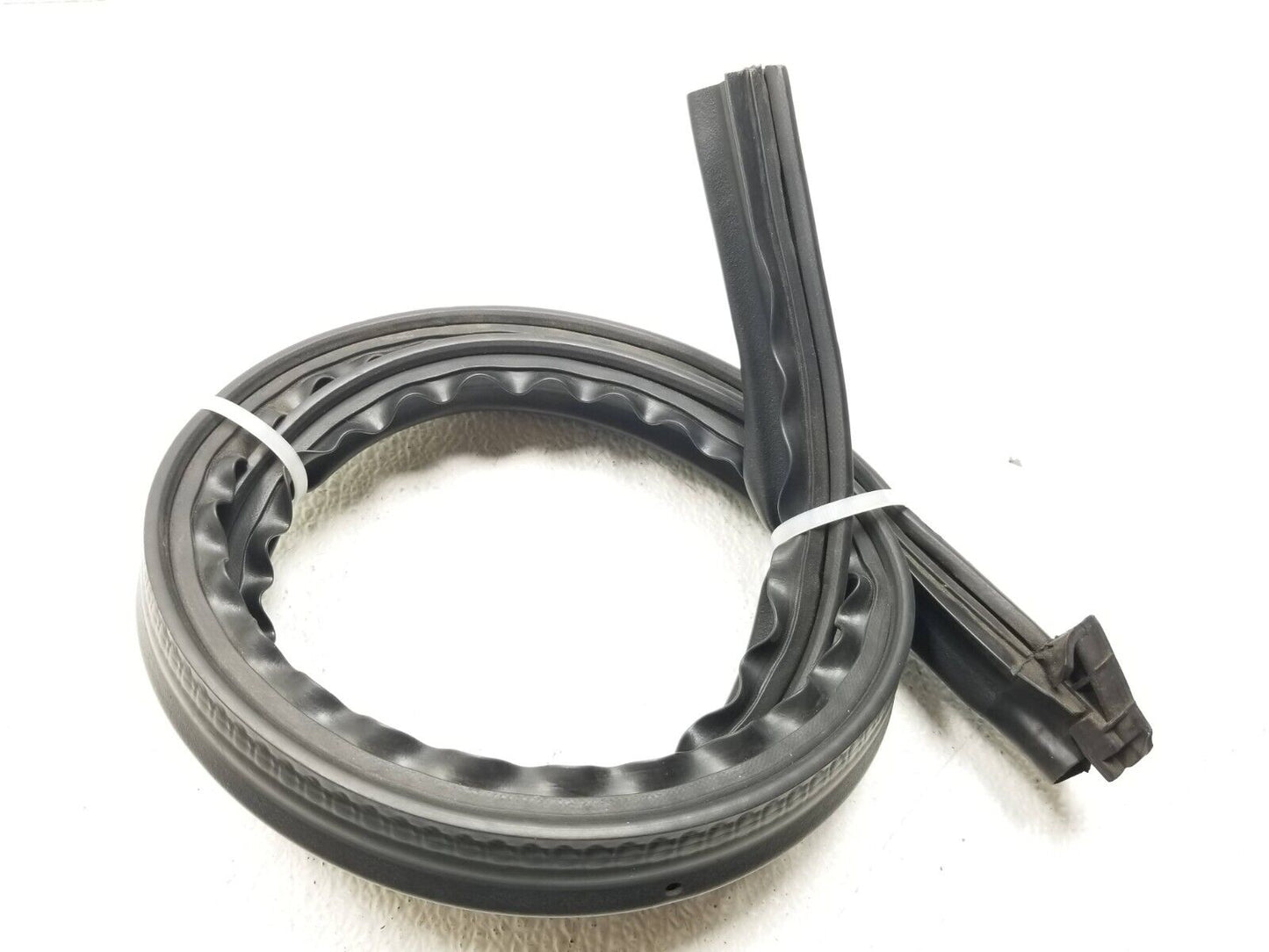 04 05 06 Audi A4 B6 Hood Rear Weatherstrip Seal 8h0823723 OEM