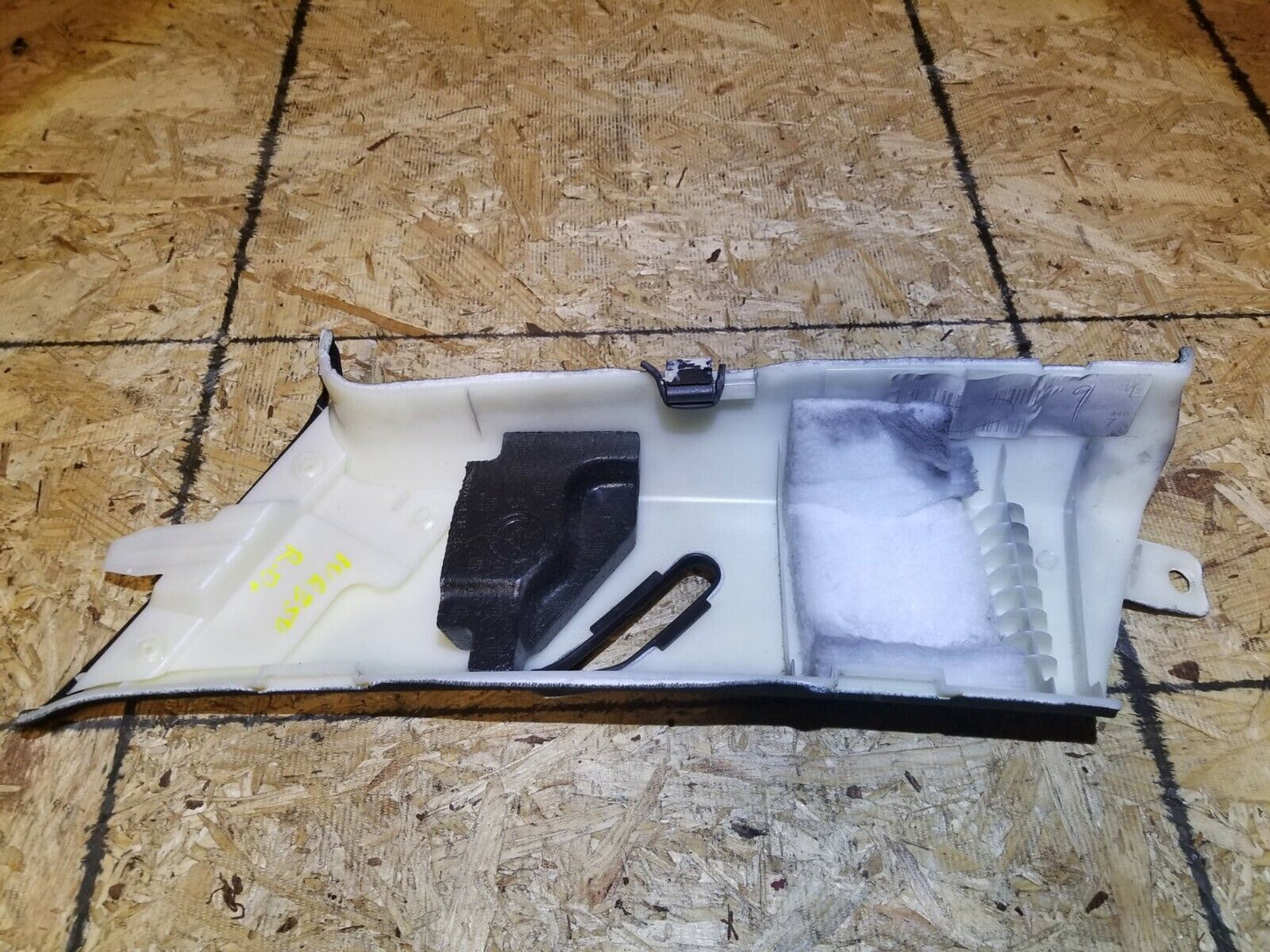 07 08 09 10 Mercedes-benz R350 Rear Left Driver Side C Pillar Trim Panel OEM