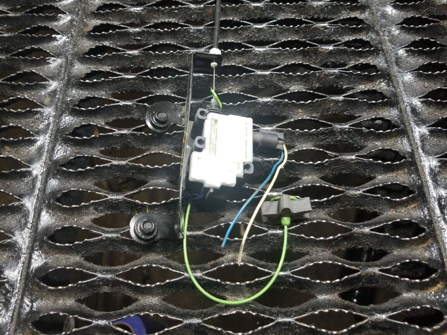 2006 2009 BMW 5er E60 525i 530i Fuel Tank Door Actuator Motor OEM