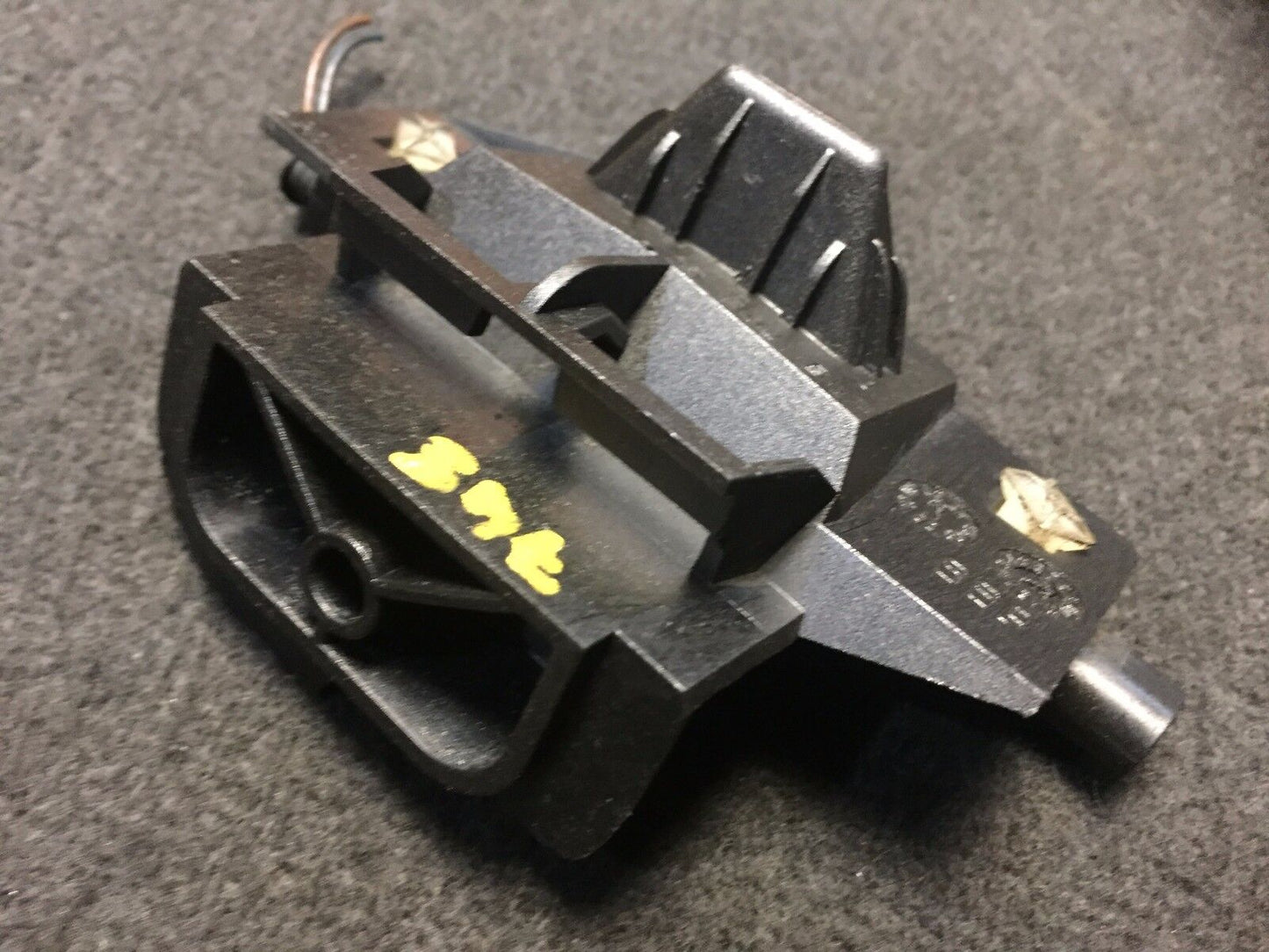 02 03 04 05 BMW E65 E66 Micro Air Housing Mount Bracket Holder 6901647 OEM