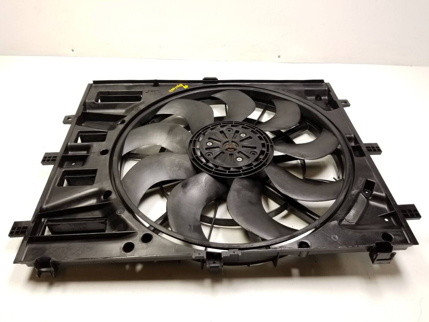 18 19 20 21 Chevrolet Equinox Radiator Cooling Fan 1.5l OEM *shroud Has Damage*