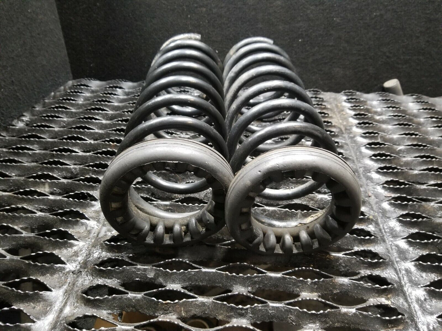 05 06 07 Volvo S40 2.4l Rear Coil Spring Pair OEM