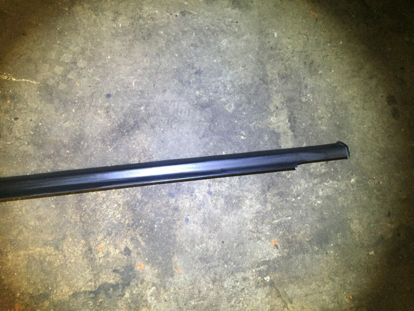 99 00 01 02 03 Mercedes W163 Front Pass Side Door Window Glass Molding OEM D34