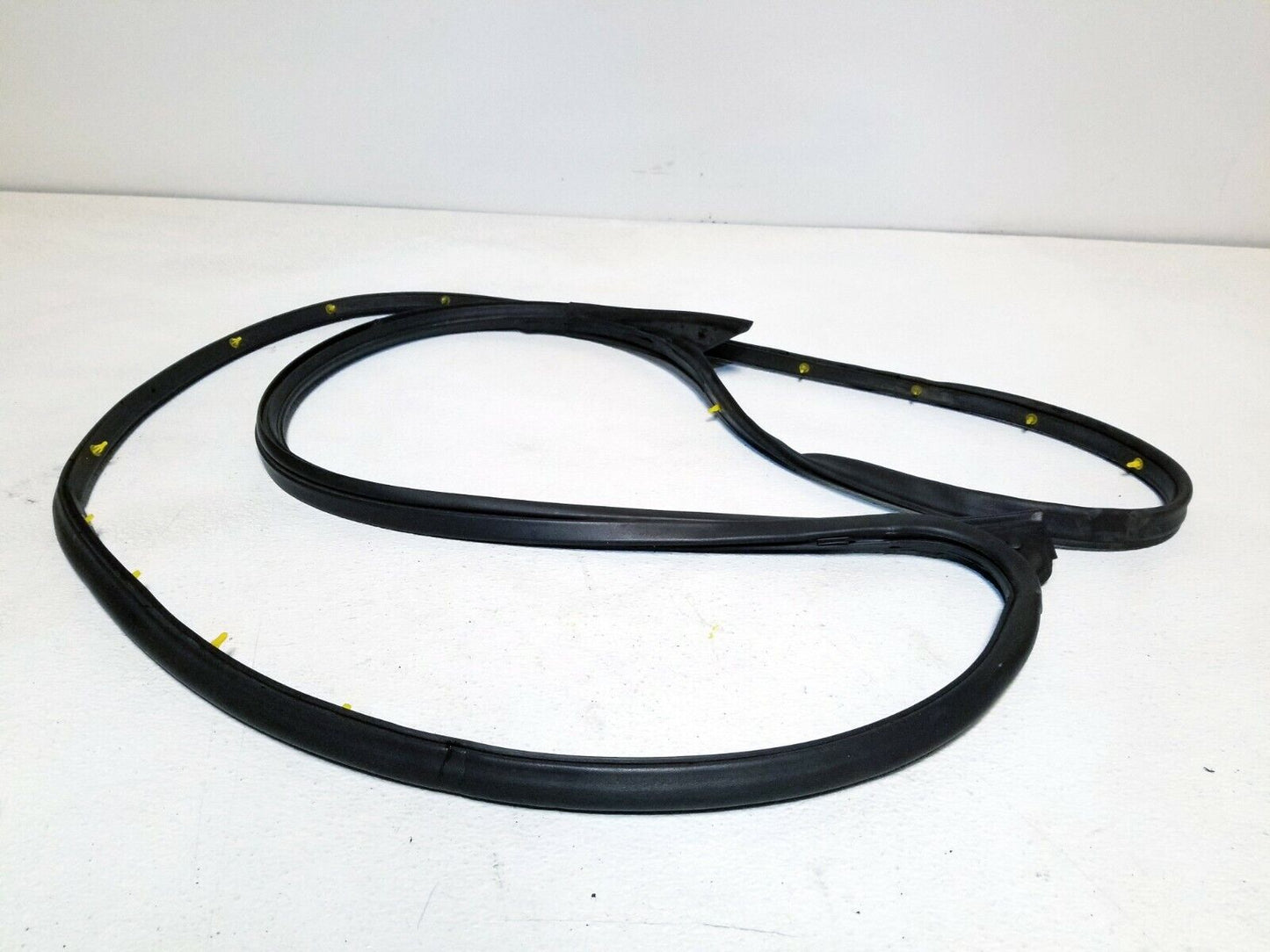 07 08 09 10 11 12 Hyundai Veracruz Front Right Pass Door Weatherstrip Seal OEM