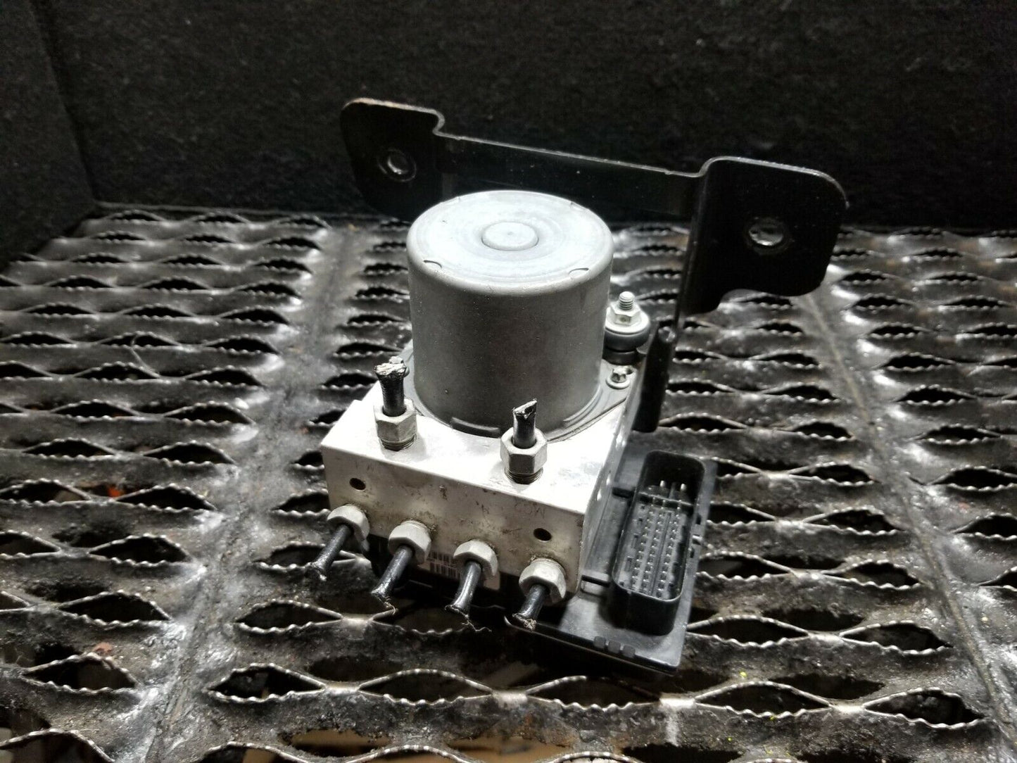 13 14 15 GMC Acadia ABS Anti Lock Brake Pump OEM
