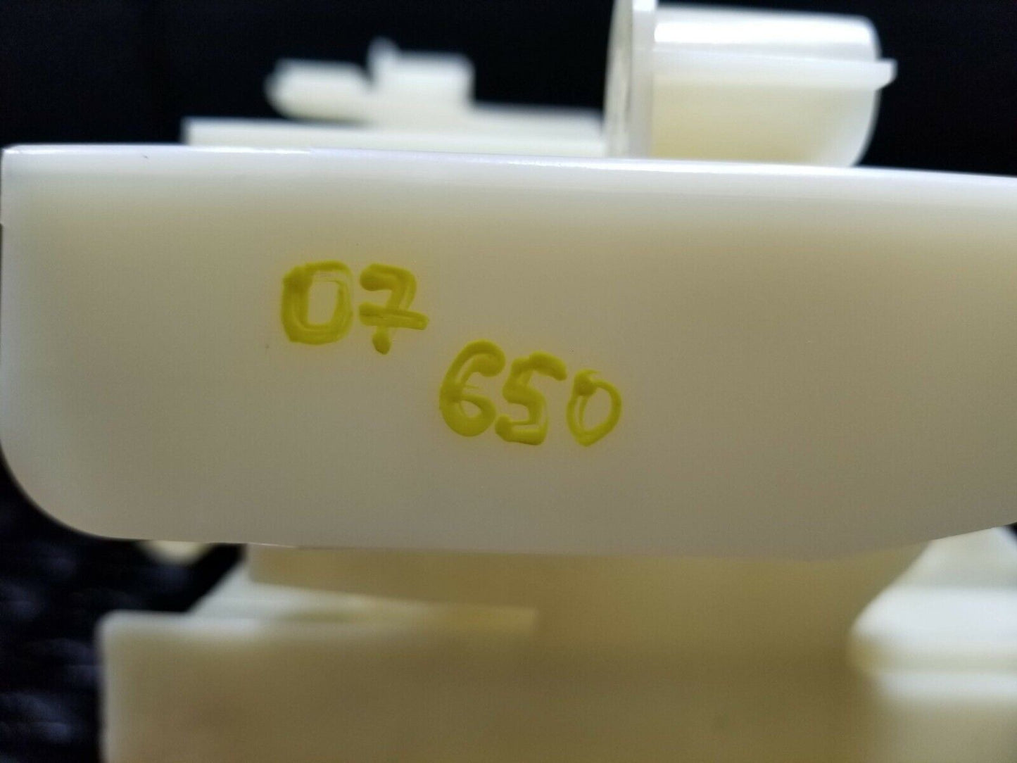 06 07 08 09 10 BMW 650i E63 Front Fuse Box Module Bracket Holder 7520900 OEM