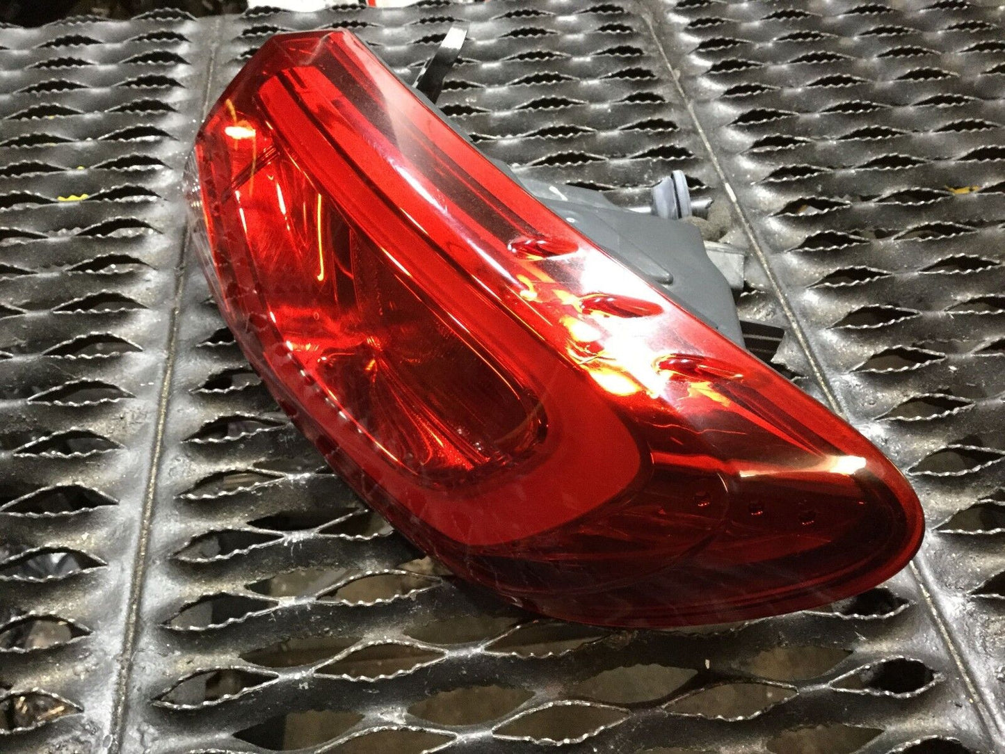 15 16 17 Chrysler 200 Outer Tail Light Right Passenger Side OEM