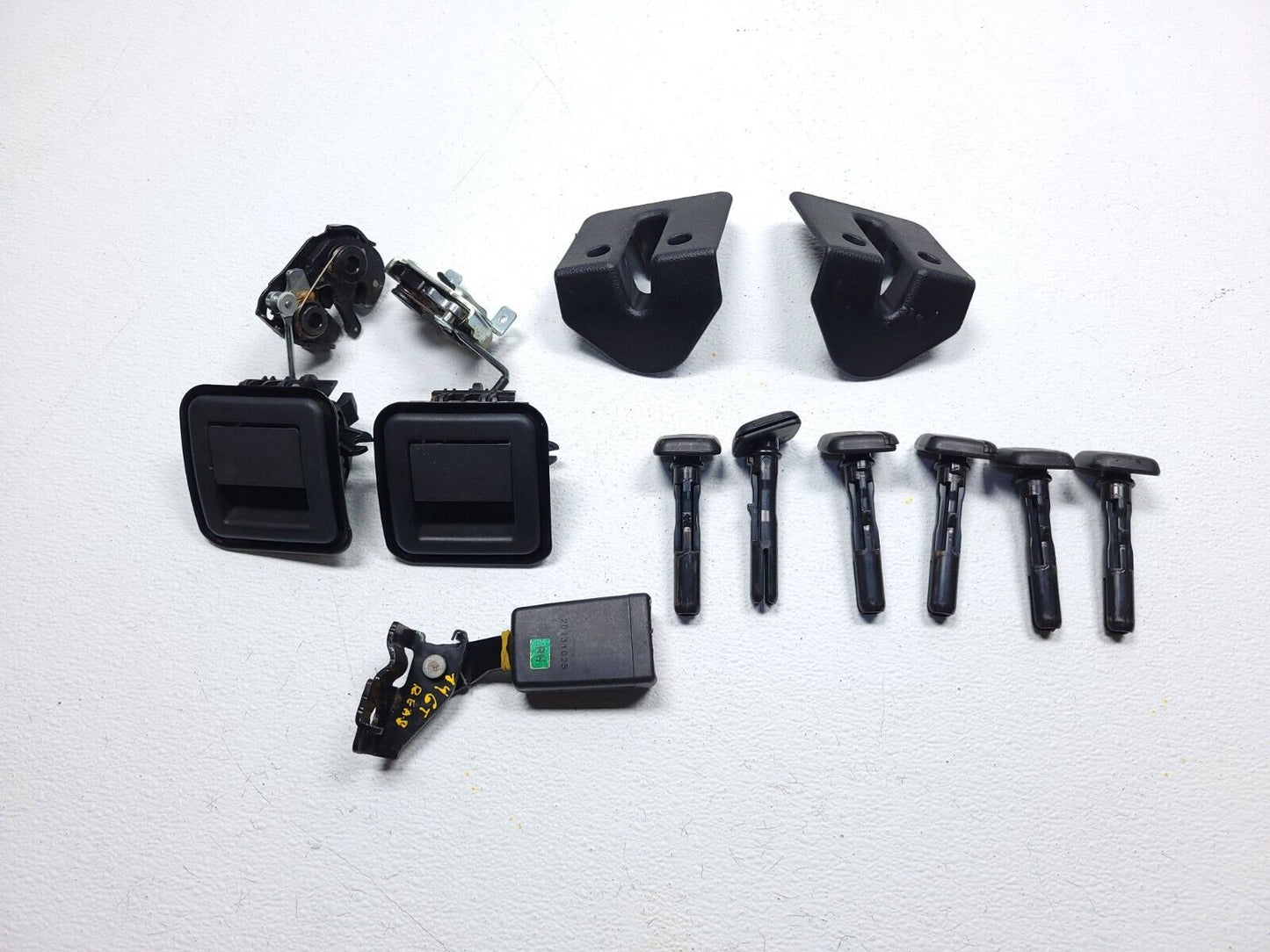 14 15 16 17 Hyundai Elantra Gt Rear Seat Lock Release W/ Trim  Guide Sleeve OEM