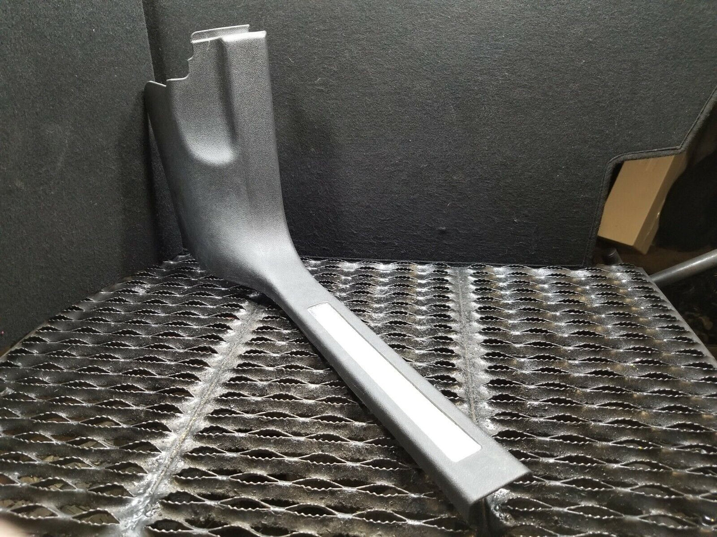 07 08 09 10 11 12 GMC Acadia Front Pass Door Sill Trim Panel Scuff Plate OEM