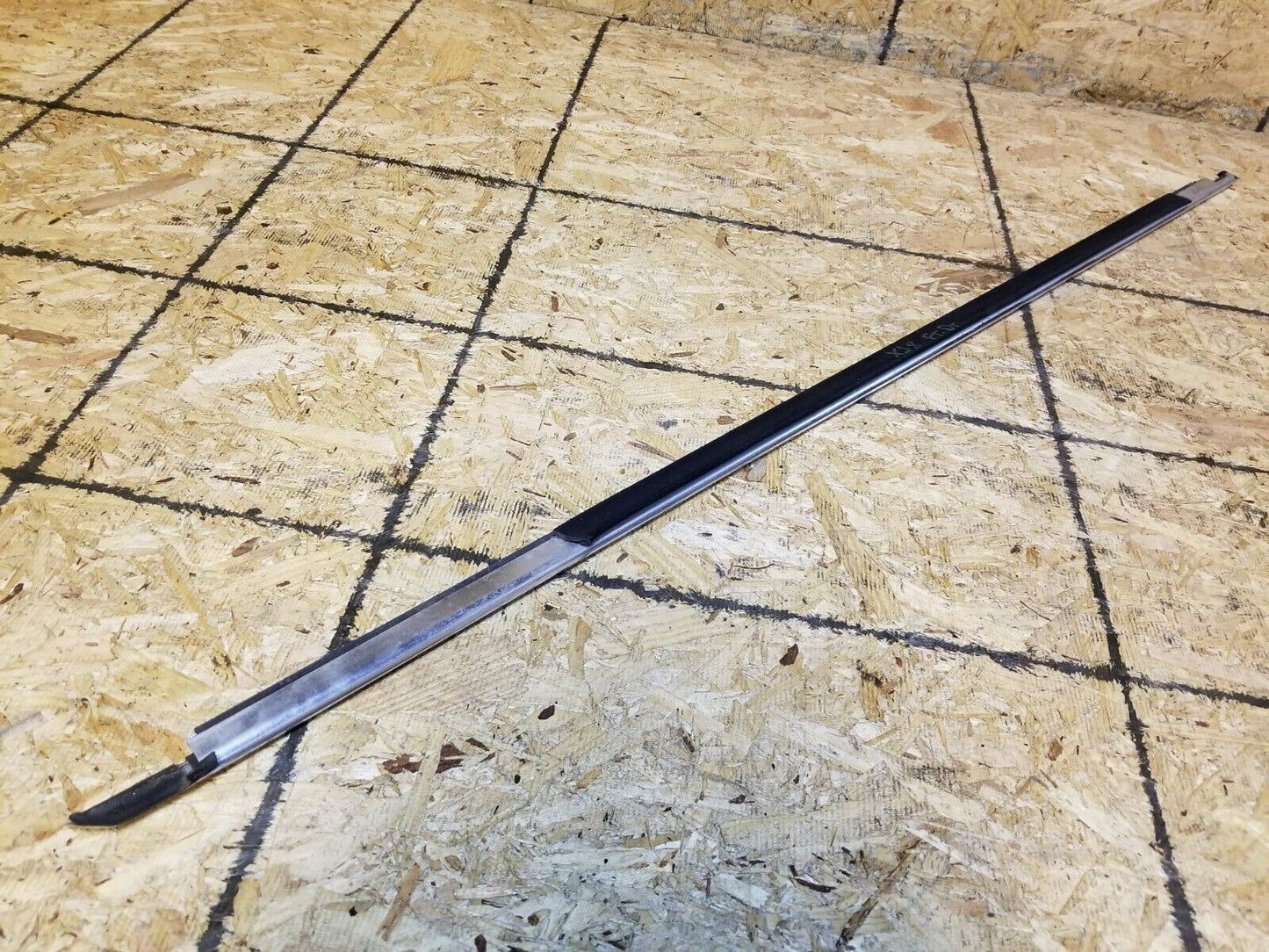 04 05 06 07 08 09 Jaguar Xj8 Front Left Driver Door Window Trim Molding OEM