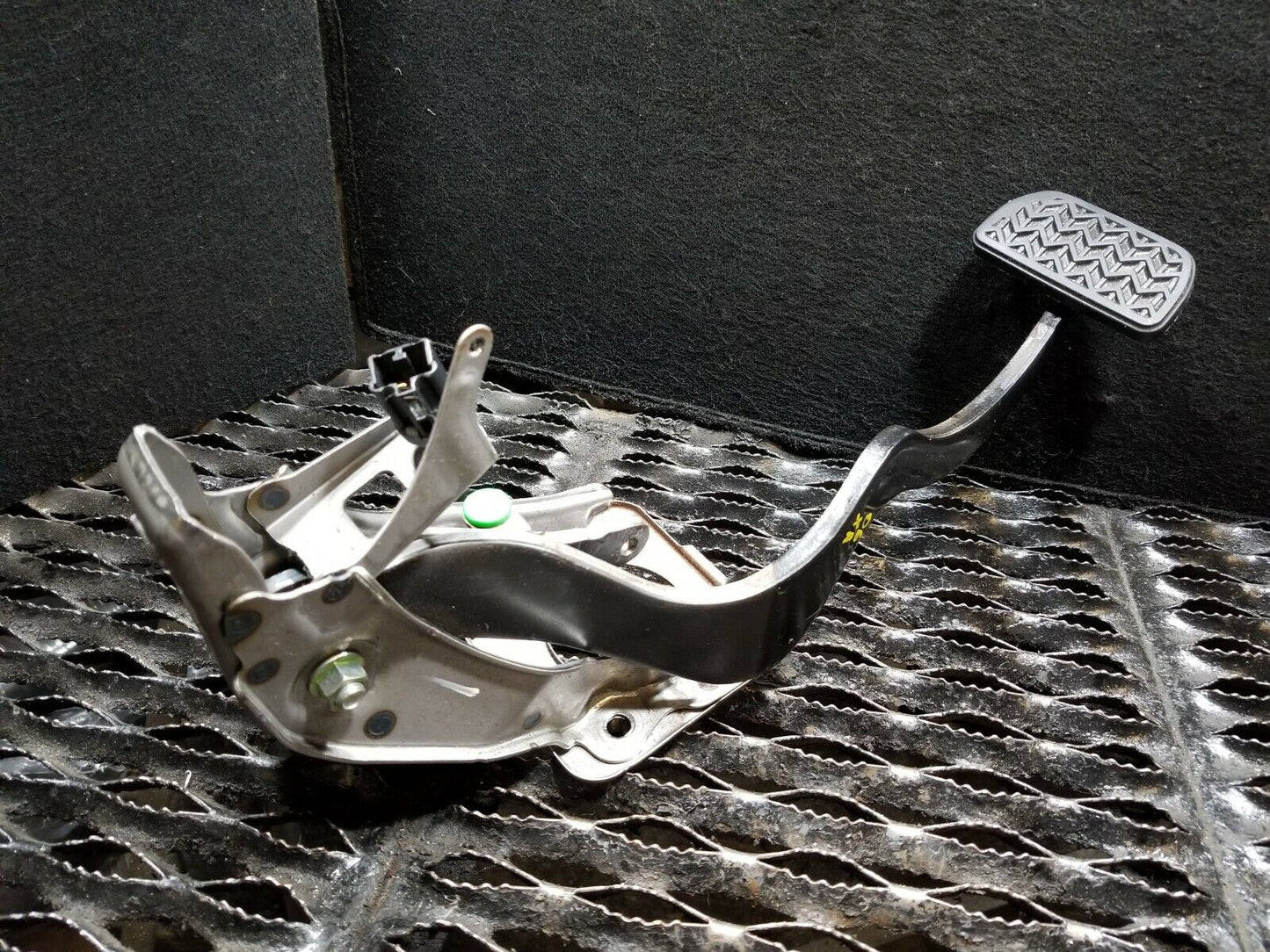2004 2005 2006 Scion Xa Brake Pedal OEM