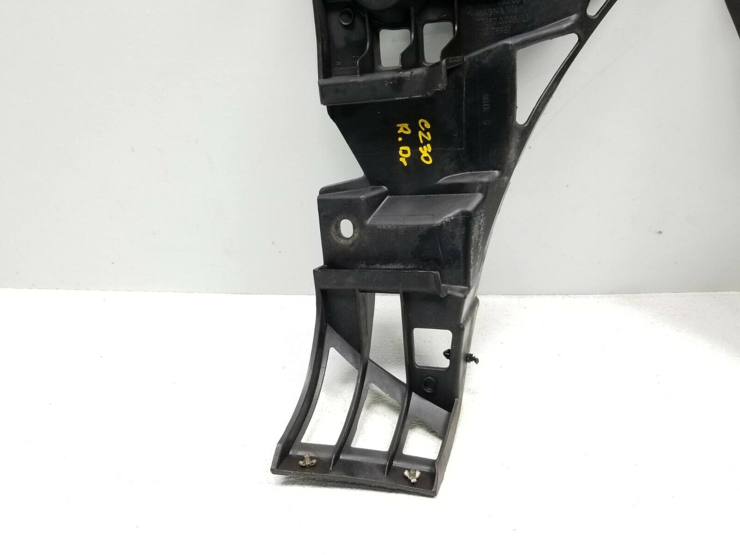 02 03 04 05 06 Mercedes Benz W203 C230 Coupe Rear Bumper Guide Bracket 2pcs OEM