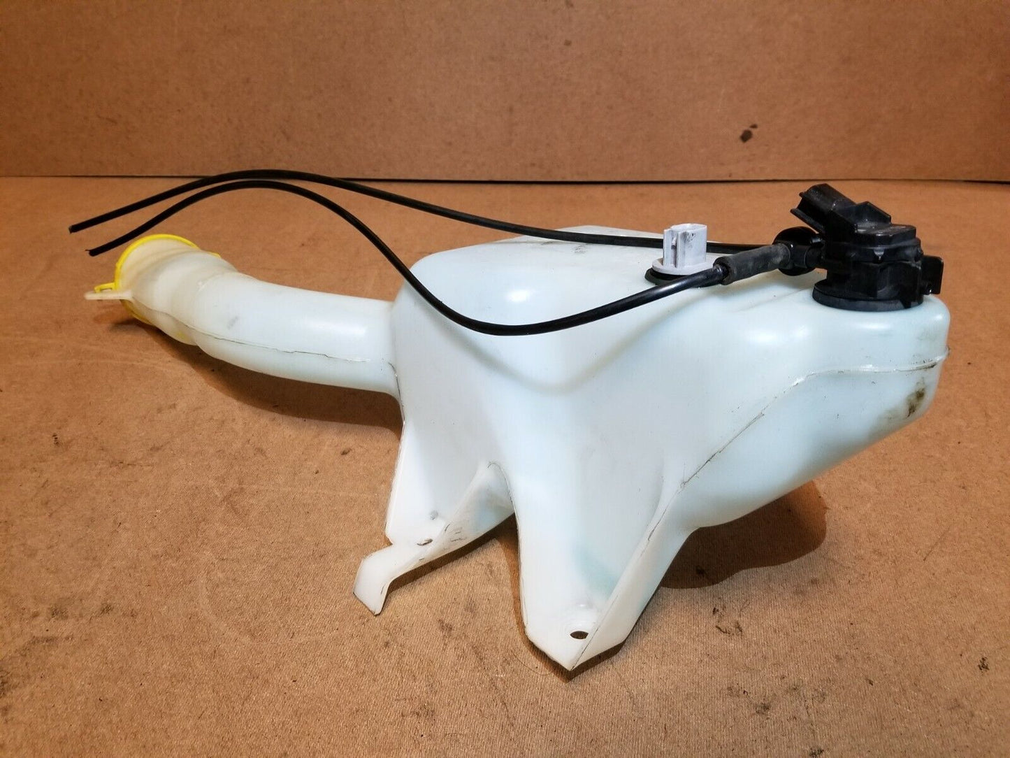 05 06 07 Dodge Magnum Washer Fluid Reservoir Tank 04805737aa OEM