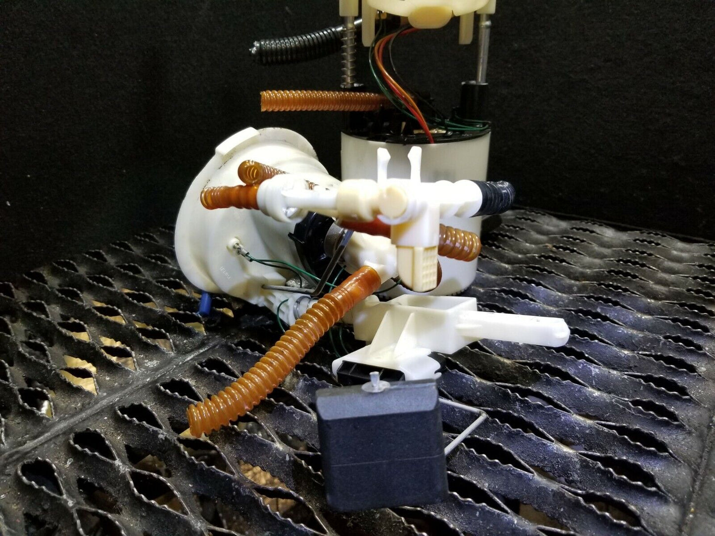11 12 13 BMW 128i E82 Fuel Pump & Sender Unit OEM
