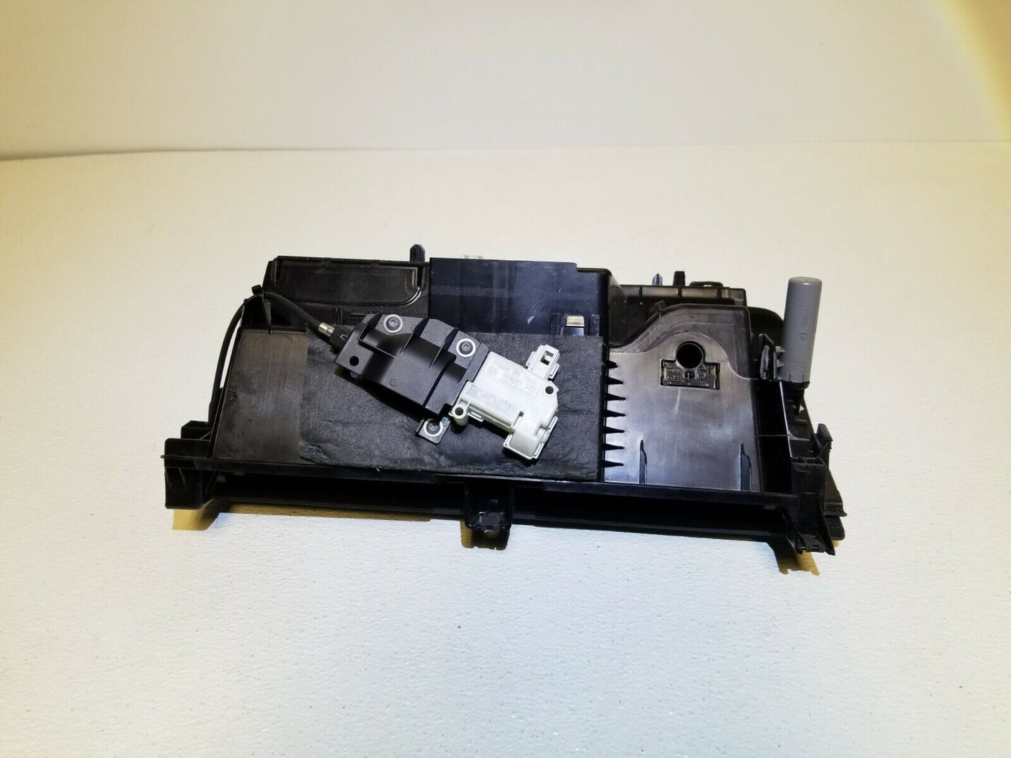 11 12 13 14 15  Audi Q7 Glove Box OEM 87k