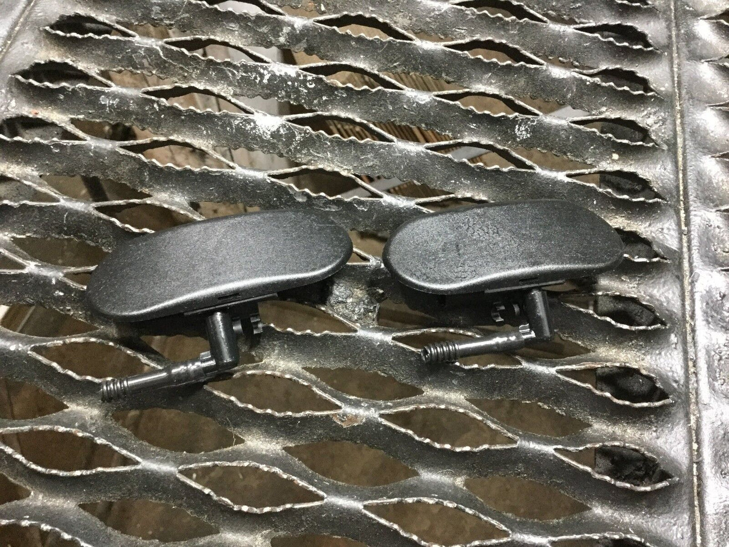 05 06 07 08 Audi A4 Right Or Left Washer Sprayer Nozzle OEM Per Each 1pc