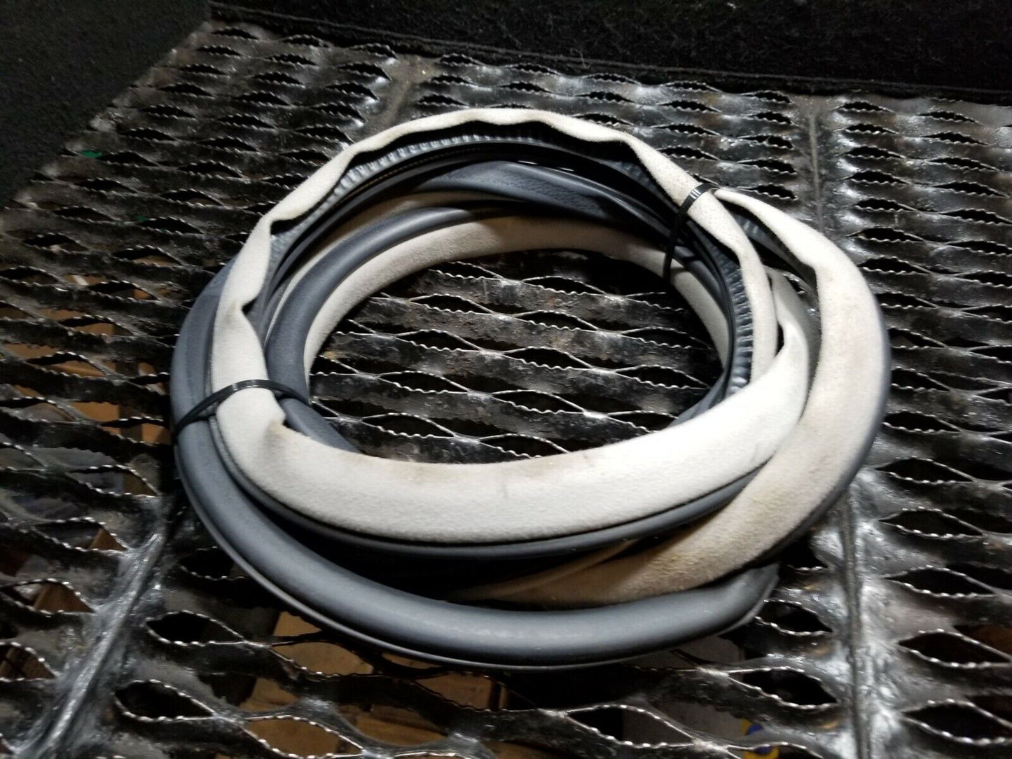 06 07 08 Acura Rl Rear Left Driver Side Door Weatherstrip Seal OEM