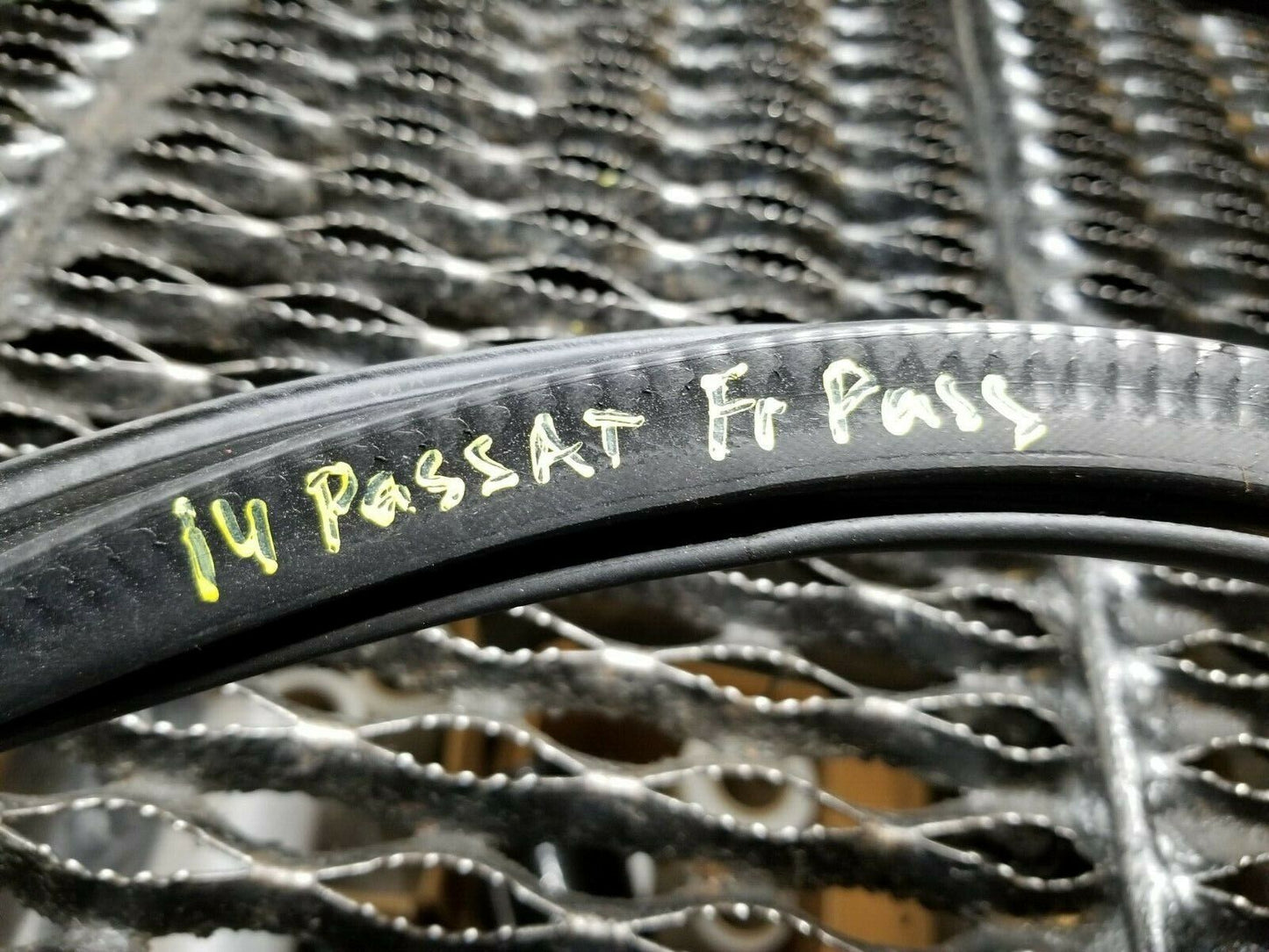 10 11 12 13 14 VW Passat Front Passenger Side Door Weatherstrip Seal OEM 41k