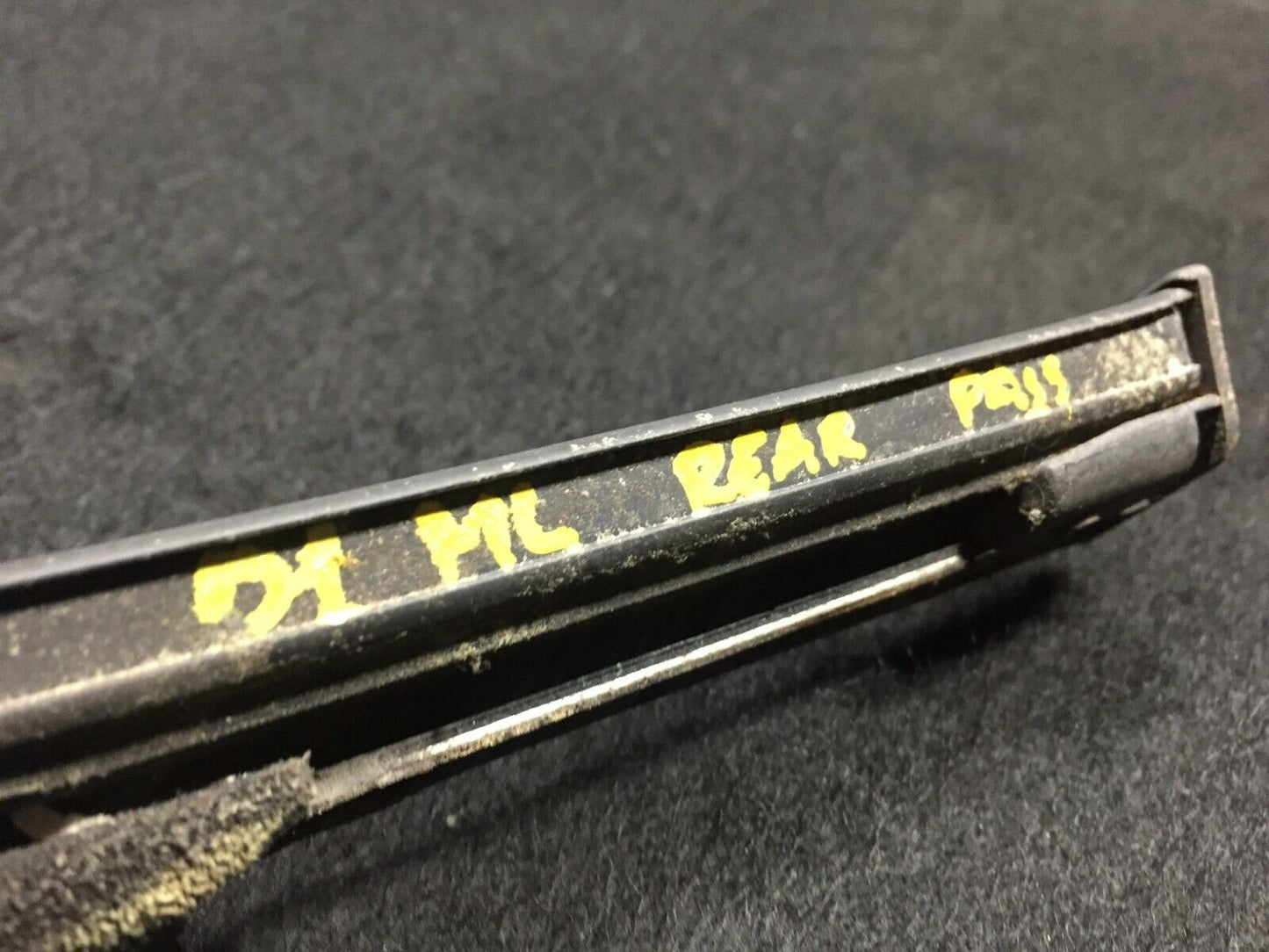 99 00 01 02 03 Mercedes W163 Rear Pass Side Door Window Glass Molding OEM D34