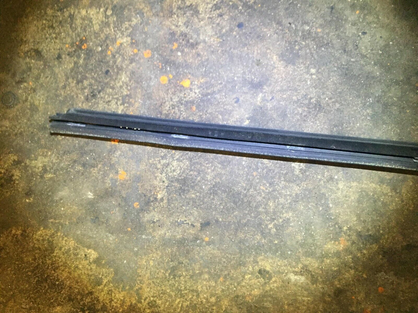 99 00 01 02 03 Mercedes W163 Front Pass Side Door Window Glass Molding OEM D34