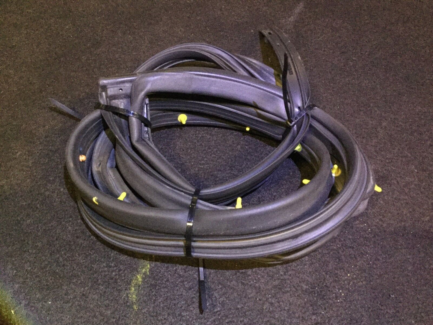06 07 08 09 10 Hyundai Sonata Rear Right Door Outer Weatherstrip Seal OEM D12