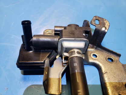 10 11 12 13 Mazda 3 2.0l Fuel Vapor Purge Valve Solenoid W/ Bracket OEM