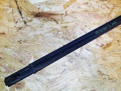 07 08 09 Hyundai Tucson Front Pass Door Window Glass Seal Belt Molding OEM 89k