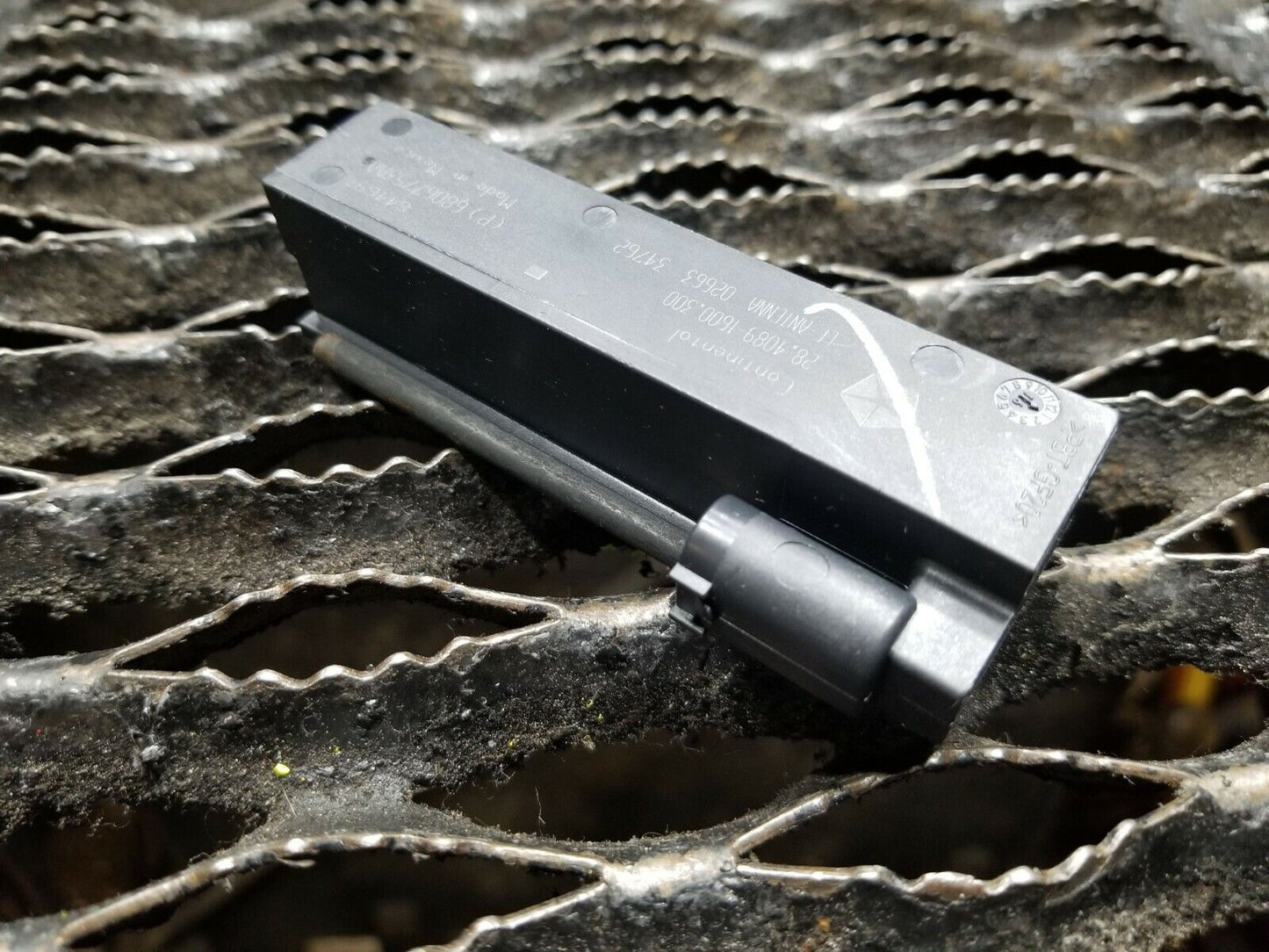 16 17 Dodge Challenger SRT Rear Keyless Entry Smart Key Antenna Module OEM 12k