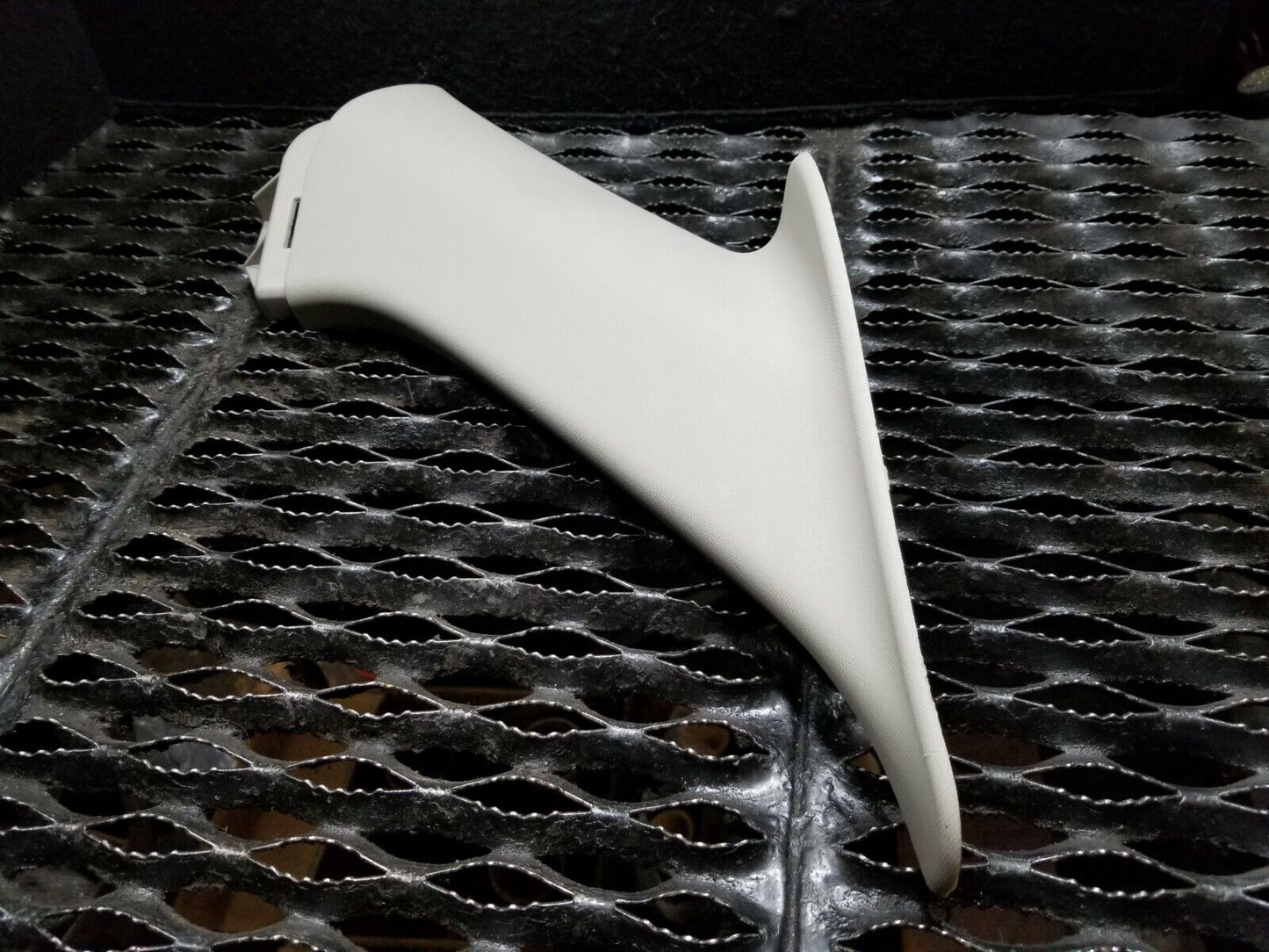 05 06 07 Dodge Magnum Rear Left Driver Side C Pillar Upper Trim Cover OEM