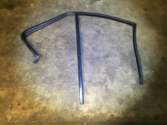 98 99 00 01 Mercedes W163 Ml320 Rear Passenger Outer Weahetstrip Seal OEM D34