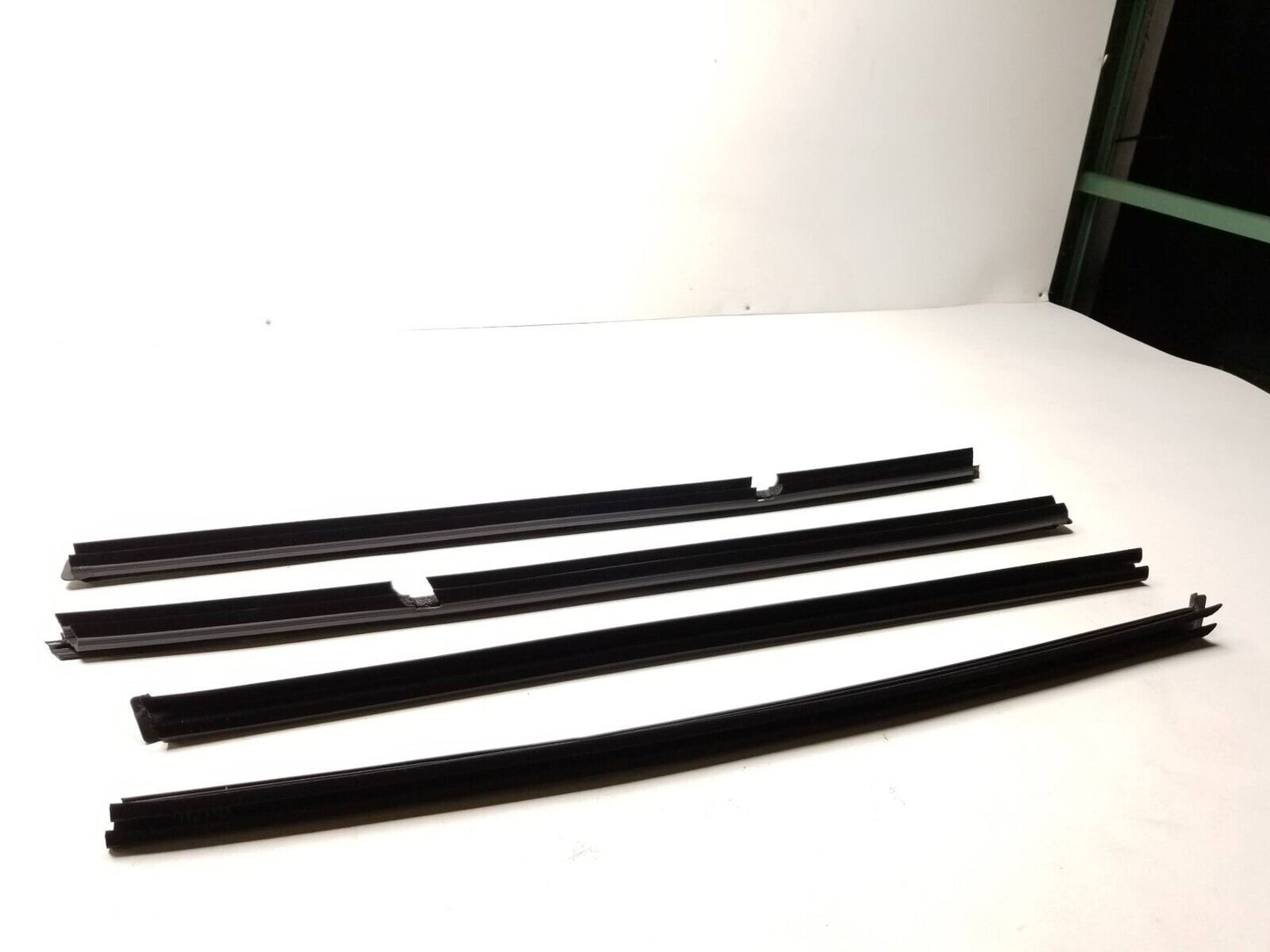 18 19 20 21 Chevrolet Equinox Door Window Weatherstrip Slot Seal 4pcs OEM