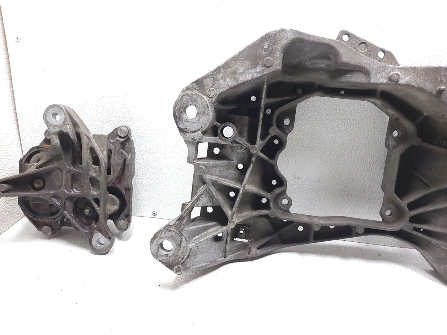 12 13 14 15 16 17 Audi A7 Automatic Transmission Crossmember Mount Bracket OEM