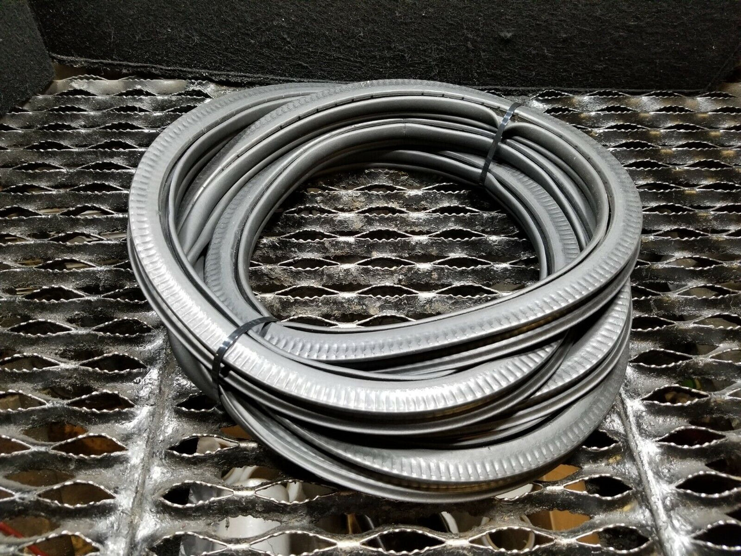 10 11 12 13 14 VW Passat Front Passenger Side Door Weatherstrip Seal OEM 41k